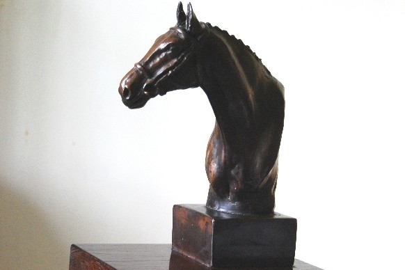 Thoroughbred Horse Bronze Makes Trophy